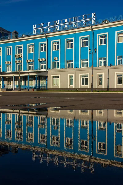 Murmansk 'taki Deniz Terminali ve onun yansıması bir yağmur birikintisi, Rusya, Ağustos 2020