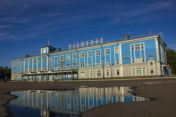 Tengeri Terminál Murmanszkban Annak Tükröződése Egy Esőpocsolyában Oroszország 2020 Augusztus — Stock Fotó