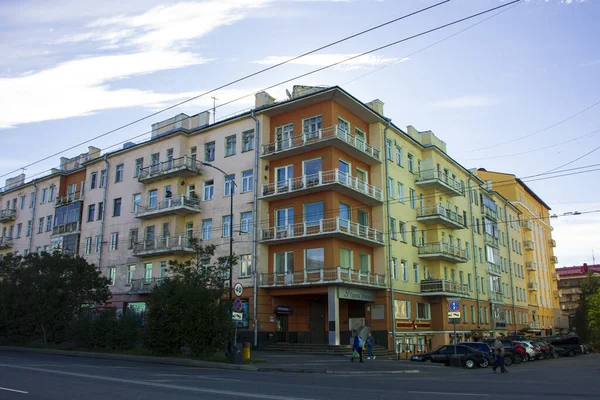 Κύρια Λεωφόρος Του Μουρμάνσκ Σπίτια Σοβιετικού Στυλ Ρωσία Αύγουστος 2020 — Φωτογραφία Αρχείου