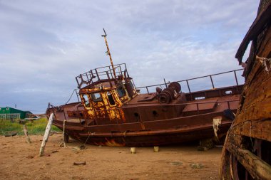 Gemi mezarlığı. Rusya 'da terk edilmiş batık bir balıkçı teknesi, Kola Yarımadası, Barents Denizi, Teriberka.