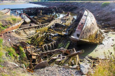 Gemi mezarlığı. Rusya 'da terk edilmiş batık bir balıkçı teknesi, Kola Yarımadası, Barents Denizi, Teriberka.