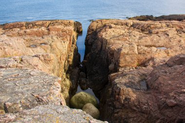 Kuzey Buz Denizi 'nin taş kıyısı, Teriberka, Murmansk bölgesi. Görüntü arkaplanı.