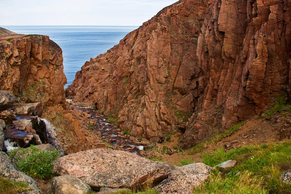 Murmansk bölgesinin manzaraları. Küçük Battery Gölü 'ndeki Şelale Yolu, Teriberka, Rusya.