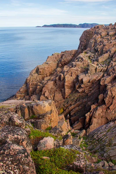Murmansk bölgesinin manzaraları. Küçük Battery Gölü 'ndeki Şelale Yolu, Teriberka, Rusya.