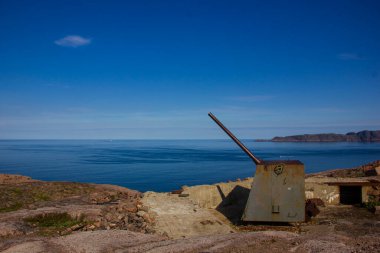 Terk edilmiş sahil topçu bataryası. Murmansk bölgesinin manzaraları, Teriberka, Rusya.