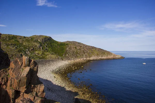 Murmansk bölgesinin manzaraları. Sahil savunma bataryası Teriberka, Rusya 'ya giriş ve çıkış yolu..