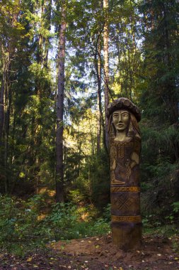 Slav mitolojisi tanrısının ahşap heykeli, antik Rus putperestliği. Koltushskie yüksekliğini koru.