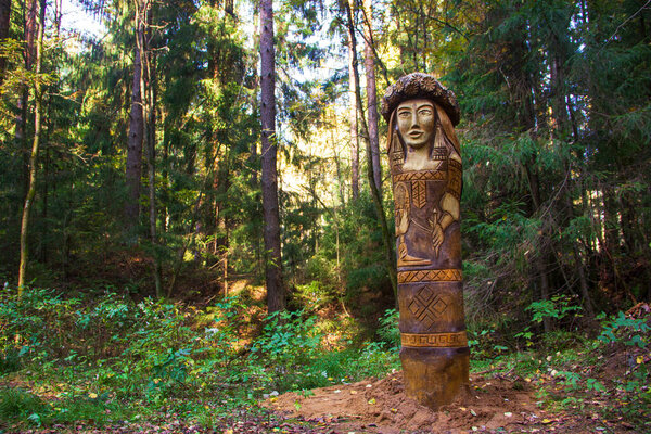 Деревянная скульптура Божества славянской мифологии, древнерусское язычество. Заповедные Колтушские высоты.