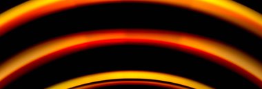 Dinamik hareket soyut arkaplan. Siyah üzerine bulanık renkli çizgiler. Sıvı çizgiler posteri. Vektör illüstrasyonu