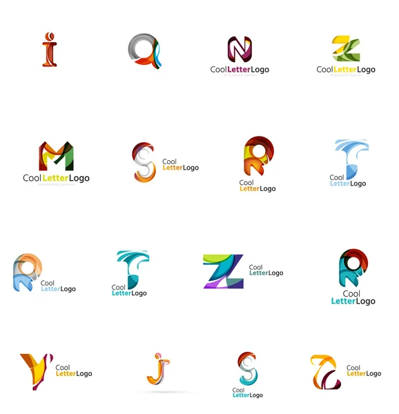 Conjunto de coloridos logotipos corporativos abstractos de letras creados con formas que fluyen superpuestas. Iconos de negocio universales para cualquier idea aislada en blanco — Vector de stock