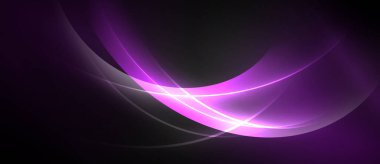 Koyu arkaplan boyunca soyut mor çizgiler eğrisi. Parlak parıltı, dinamik görsel efekt yaratır. Pürüzsüz şekiller hareketi, enerjiyi akla getiriyor.