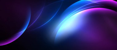 Soyut akışkan şekiller, canlı mor, mavi renkler koyu arkaplana hakim. Yumuşak gradyanlar dinamik görsel efekt yaratır.