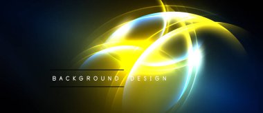 Parlak neon şekiller üst üste binerek soyut tasarım oluşturur. Koyu arkaplan sarı ve mavi elementlerin altını çiziyor. Metin arkaplan tasarımı okur.