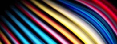 Soyut renkli çizgiler eğrisi, dinamik görsel efekt yaratır. Parlak renkler karanlığa karışır. Modern tasarım ögesi.