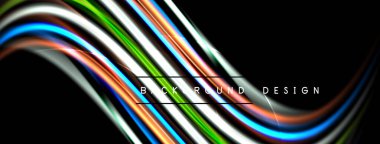 Soyut renkli çizgiler siyah arkaplan boyunca akar. Dinamik dalga deseni modern görsel efekt yaratır. Parlak renkler karanlığa zıt.