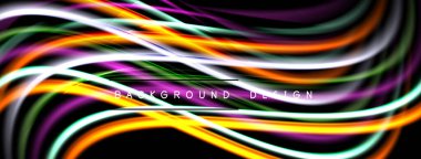Soyut renkli çizgiler siyah arkaplan boyunca akar. Dinamik eğriler modern görsel efektler yaratır. Parlak gölgeler tasarımı güçlendirir.