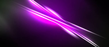 Soyut mor ışık, koyu arkaplanı çizer. Parlak enerji akar, dinamik görsel efekt yaratır. Minimalist tasarım, modern estetik.