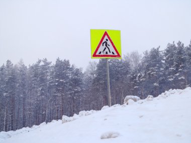 Rüzgârla oluşan kar yığını ve yol işareti