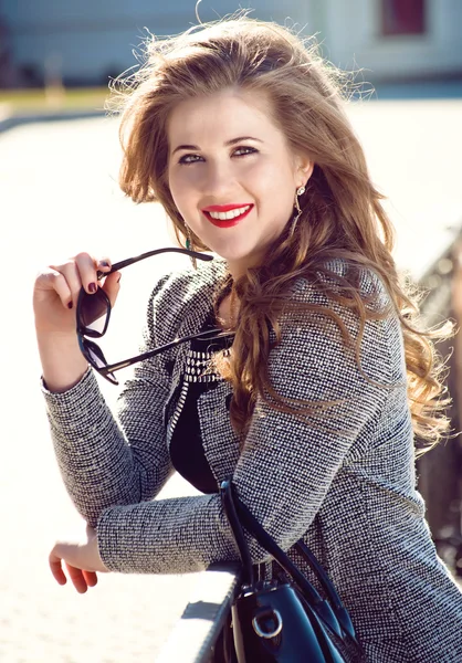 Retrato de una hermosa chica sonriente en la calle — Foto de Stock