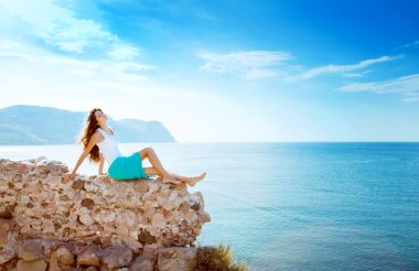 genç kız güzel dağlar deniz arka plan üzerinde