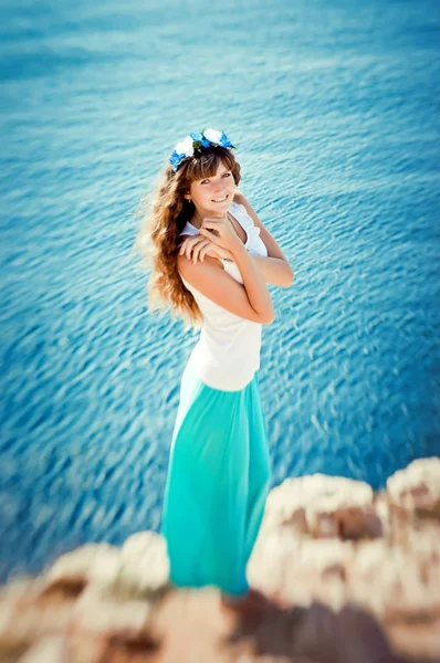 Ritratto di giovane bella ragazza felice vicino al mare — Foto Stock