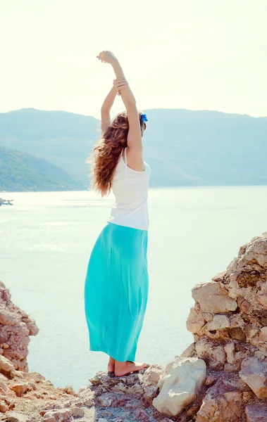 Young beautiful woman near the sea with his arms raised — Stock Photo, Image