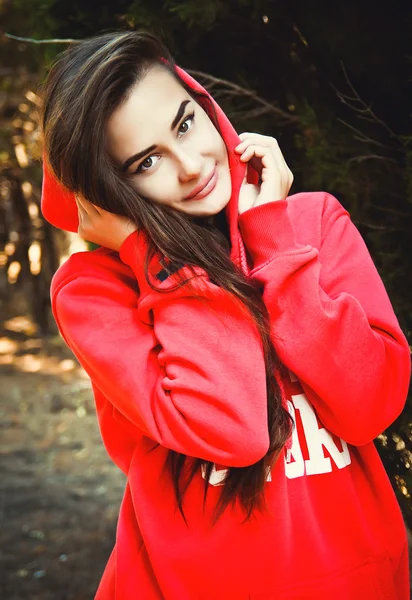 Portrait of young sporty girl in park — Stock Photo, Image