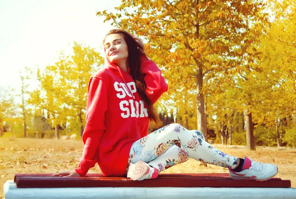 Young athletic girl has a rest on the nature — Stock Photo, Image