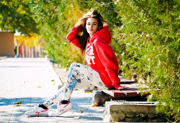 Portrait of young sporty girl in park — Stock Photo, Image