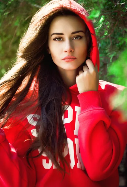 Retrato de jovem menina desportiva no parque — Fotografia de Stock