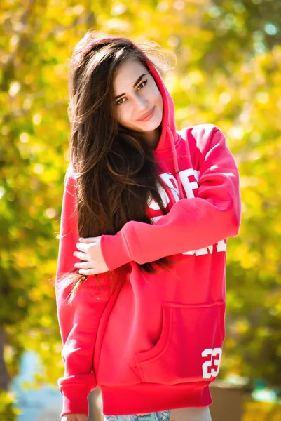 Portrait of young sporty girl in park — Stock Photo, Image