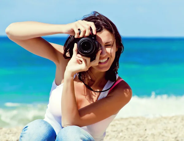 Fotografo donna sulla spiaggia — Foto Stock