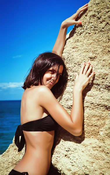Genç kız güzel bir mayo plaj — Stok fotoğraf