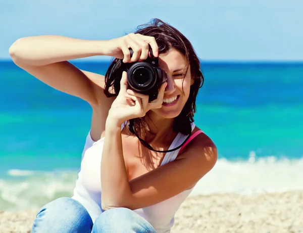Kobieta fotograf na plaży Obrazy Stockowe bez tantiem