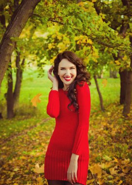 Sonbahar ormanlarında güzel bir kız