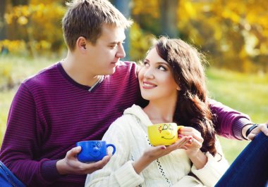 Genç çift doğada rahatlatıcı ve çay içme