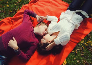 yerde yatan genç çiftin yukarıdan görüntülemek