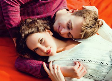 yerde yatan genç çiftin yukarıdan görüntülemek