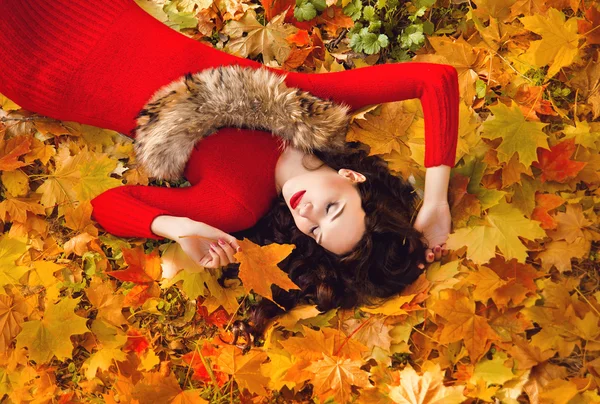 Hermosa chica en el bosque de otoño —  Fotos de Stock