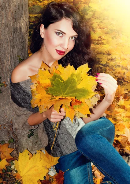 Mooi meisje in de herfst bos — Stockfoto