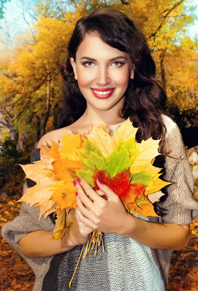 Mooi meisje in de herfst bos — Stockfoto