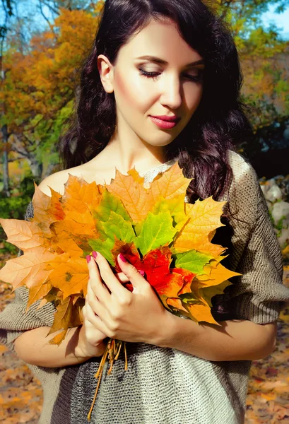 Mooi meisje in de herfst bos — Stockfoto