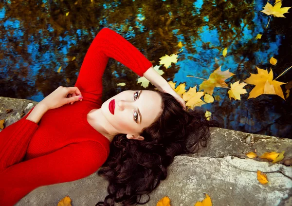 Belle fille dans la forêt d'automne — Photo