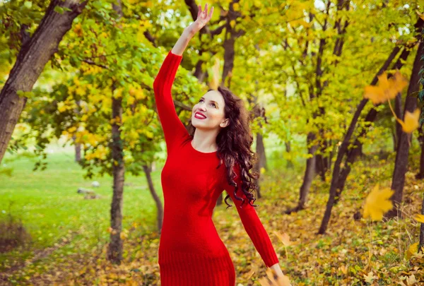 Hermosa chica en el bosque de otoño —  Fotos de Stock