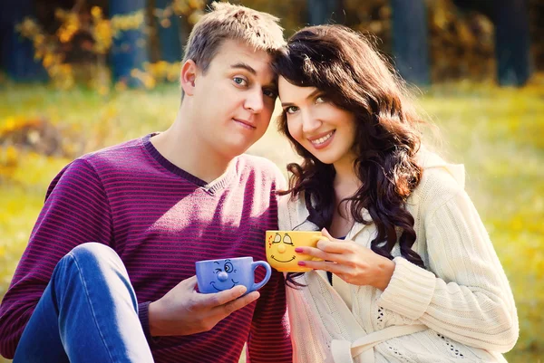 Young couple relaxing in nature and drinking tea — Stock Photo, Image