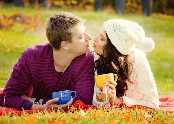 Pareja joven relajarse en la naturaleza y beber té —  Fotos de Stock