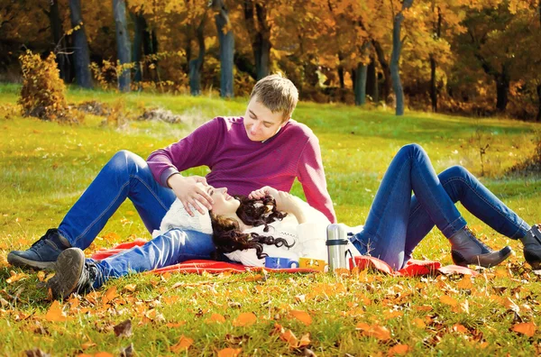 Junges Paar entspannt in der Natur und trinkt Tee — Stockfoto