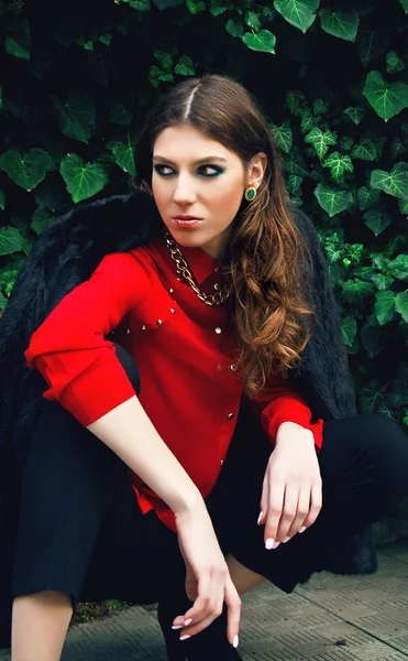 Young fashion girl posing outdoors — Stock Photo, Image