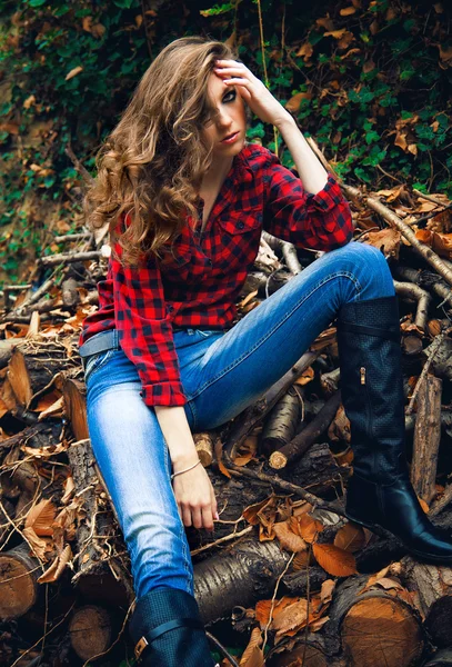 Chica joven en el bosque — Foto de Stock