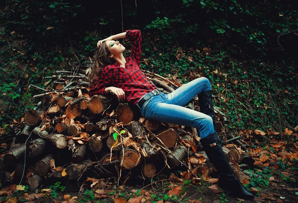 Genç kız ormanda — Stok fotoğraf
